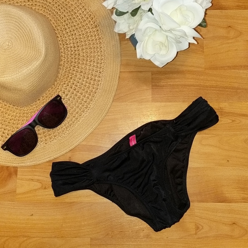 NWOT - VS The Knockout ruched Bikini Bottom
